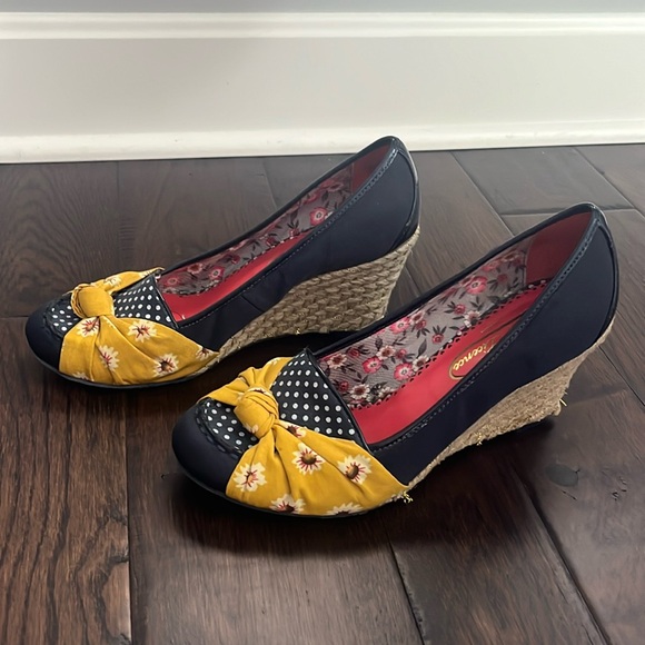 Poetic License London blue polka dot with yellow floral bow wedge shoes 8.5 - Picture 1 of 16